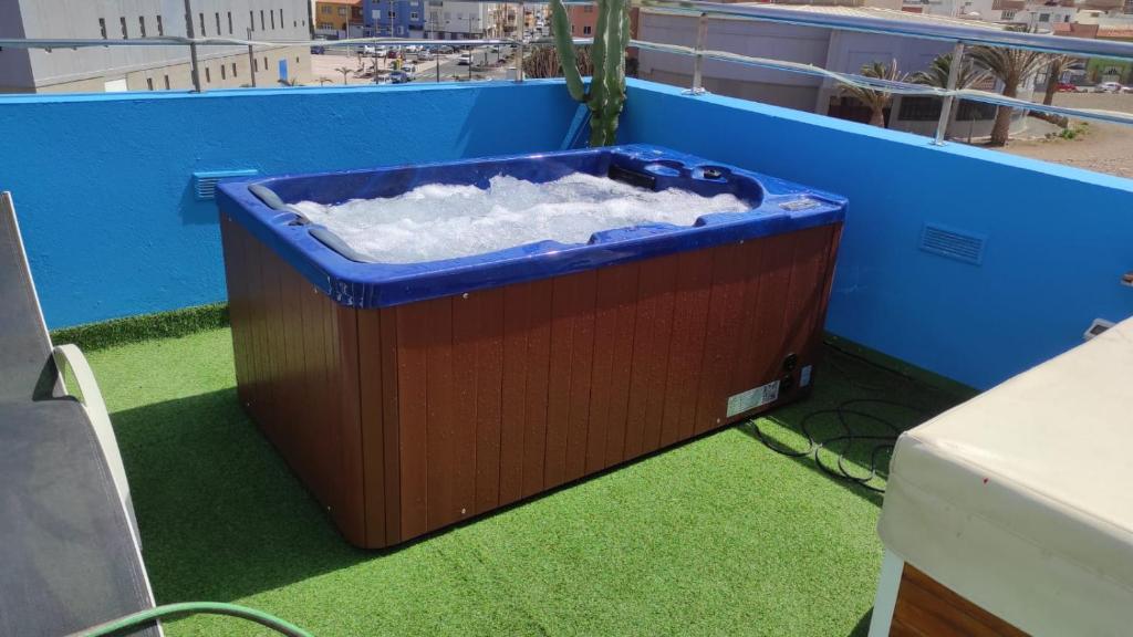 Fotografia z galérie ubytovania Ático Arinaga con vistas , jacuzzi , terraza y barbacoa v destinácii Arinaga