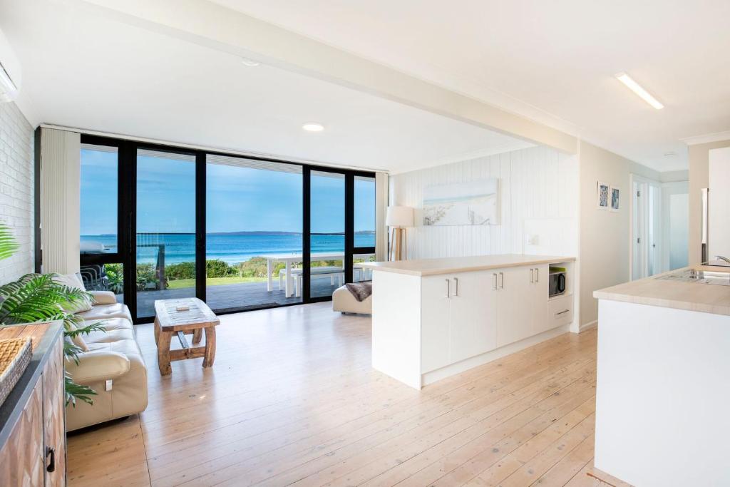 Kuchyň nebo kuchyňský kout v ubytování Azure Absolute Beachfront I Pet Friendly