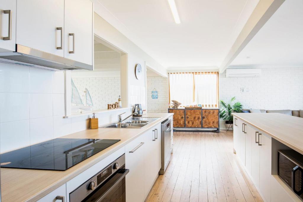 Kuchyň nebo kuchyňský kout v ubytování Azure Absolute Beachfront I Pet Friendly