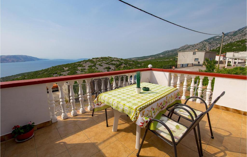 een tafel en stoelen op een balkon met uitzicht bij Amazing Apartment In Stinica With Kitchen in Stinica
