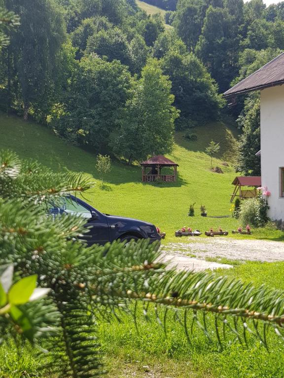 モイエチウ・デ・ジョスにあるCasa Feliciaの展望台付き畑に停めた車