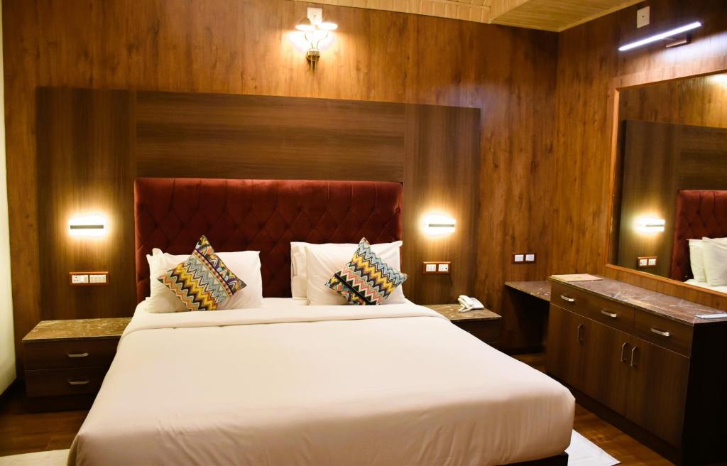 Postel nebo postele na pokoji v ubytování Green Nest Resort Ooty