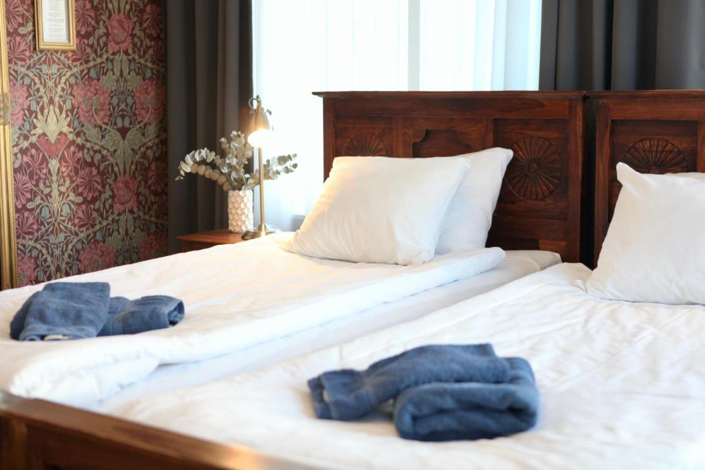 2 łóżka pojedyncze z ręcznikami w sypialni w obiekcie Torpa Gård w mieście Borensberg