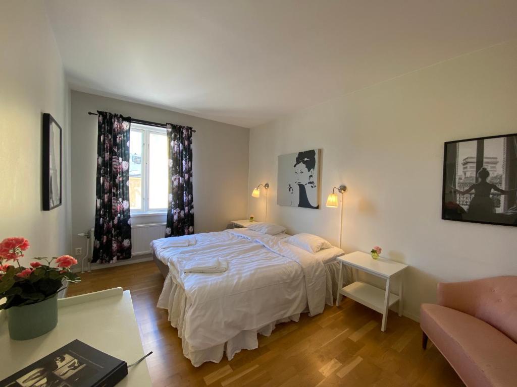 um quarto com uma cama e um sofá em Hamngatan Logi em Visby