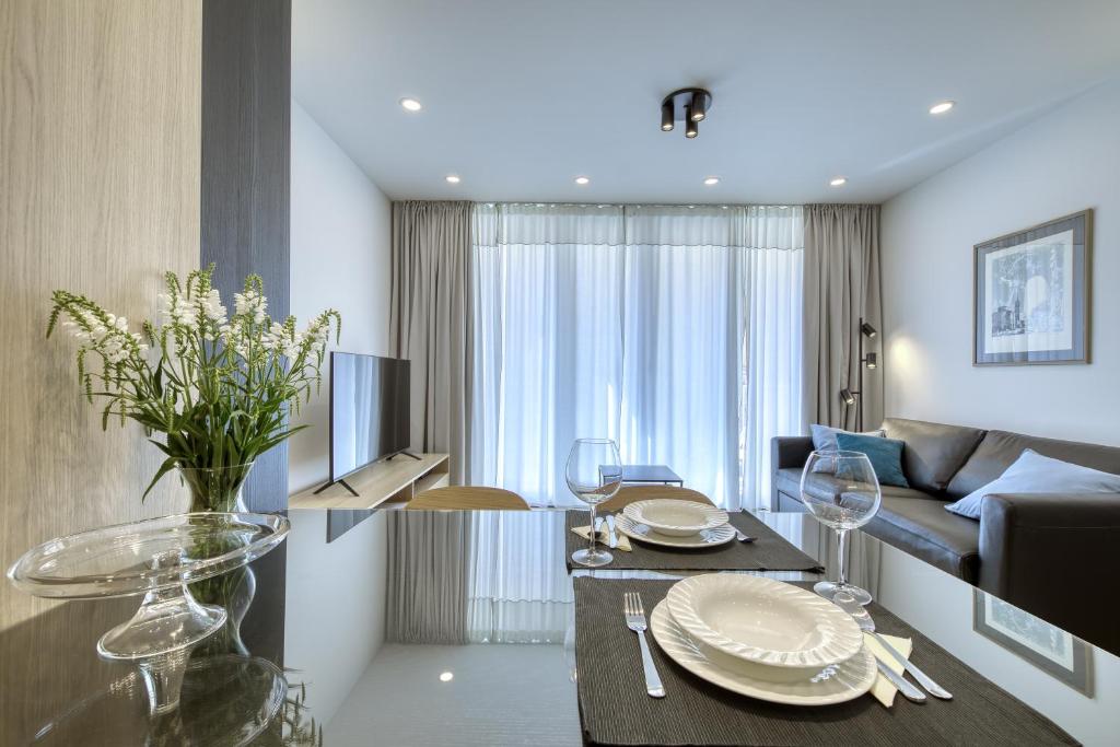 een woonkamer met een tafel en een bank bij Sidra city apartment in Zadar