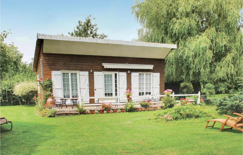 mały domek na podwórku z zielonym trawnikiem w obiekcie 2 Bedroom Lovely Home In Dimont w mieście Dimont
