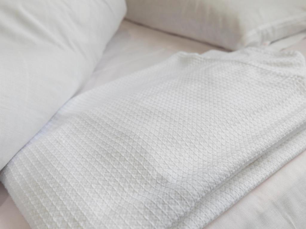 Postel nebo postele na pokoji v ubytování Tabist Hotel Yakumo Matsue