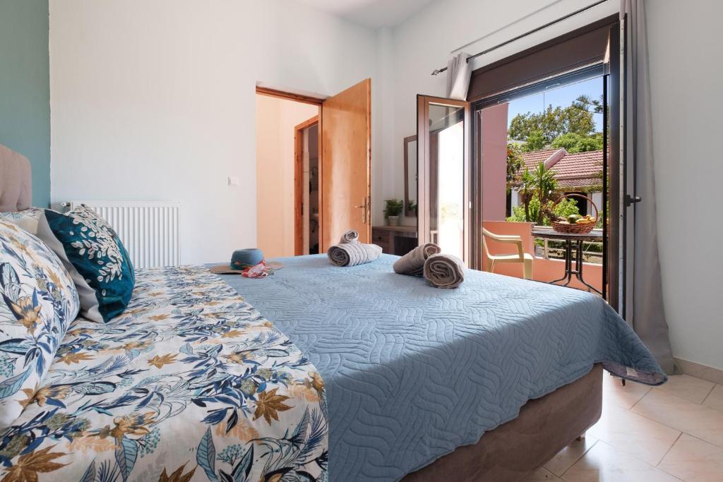 una camera con letto e vista su un balcone di Mouzakitis Apartments 4 a Arillas