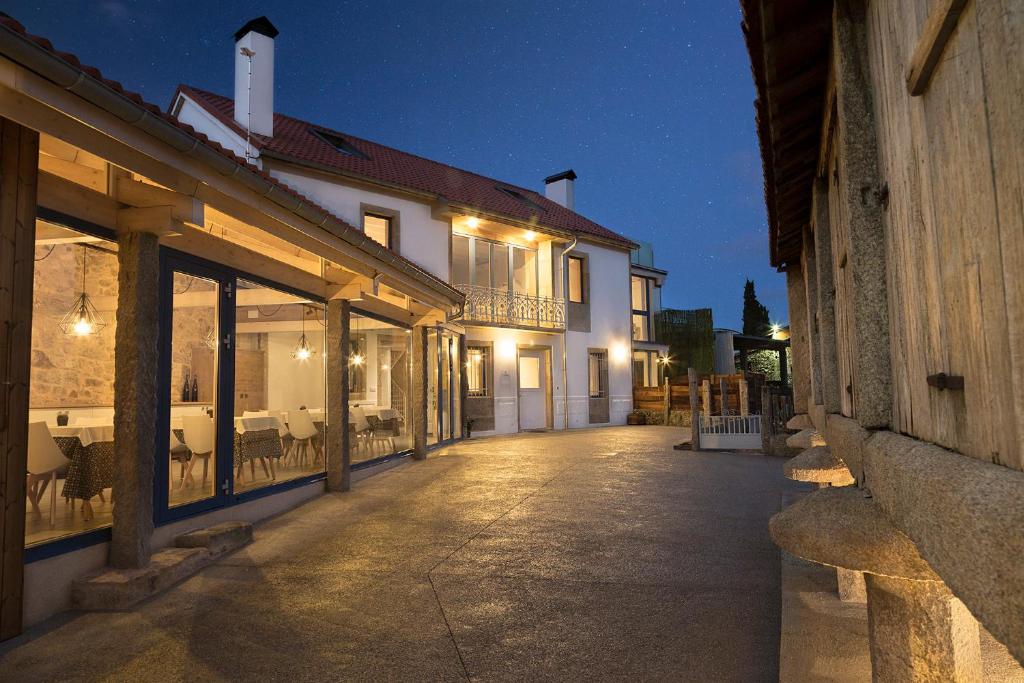 un callejón vacío con un edificio por la noche en Luz de Viro, en Outes