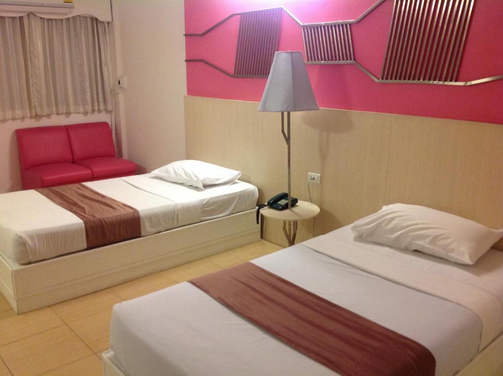 Postel nebo postele na pokoji v ubytování Highway Hotel