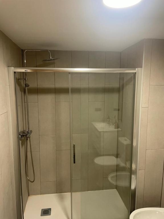 prysznic ze szklanymi drzwiami w łazience w obiekcie GES Homes w mieście Almería