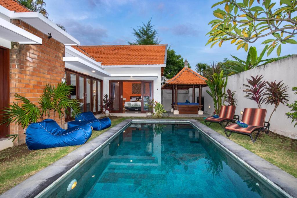 Villa Kamboja Premium walk to double six Beach – enclosed living room with AC