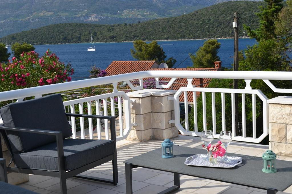 une terrasse avec une chaise et une table avec des verres à vin dans l'établissement Cherry, à Korčula