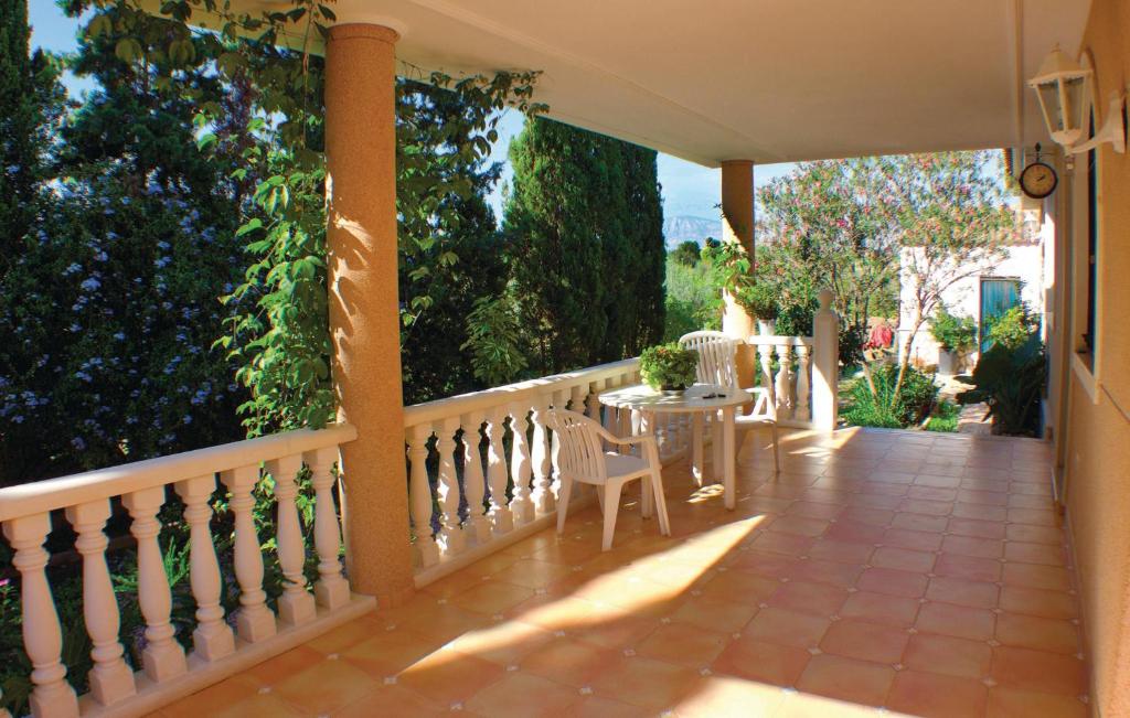 Amazing home in Crevillente with Outdoor swimming pool and 6 Bedrooms