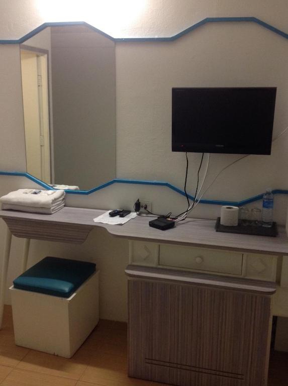 TV a/nebo společenská místnost v ubytování Highway Hotel