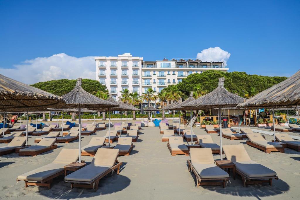 Een strand bij of vlak bij het hotel