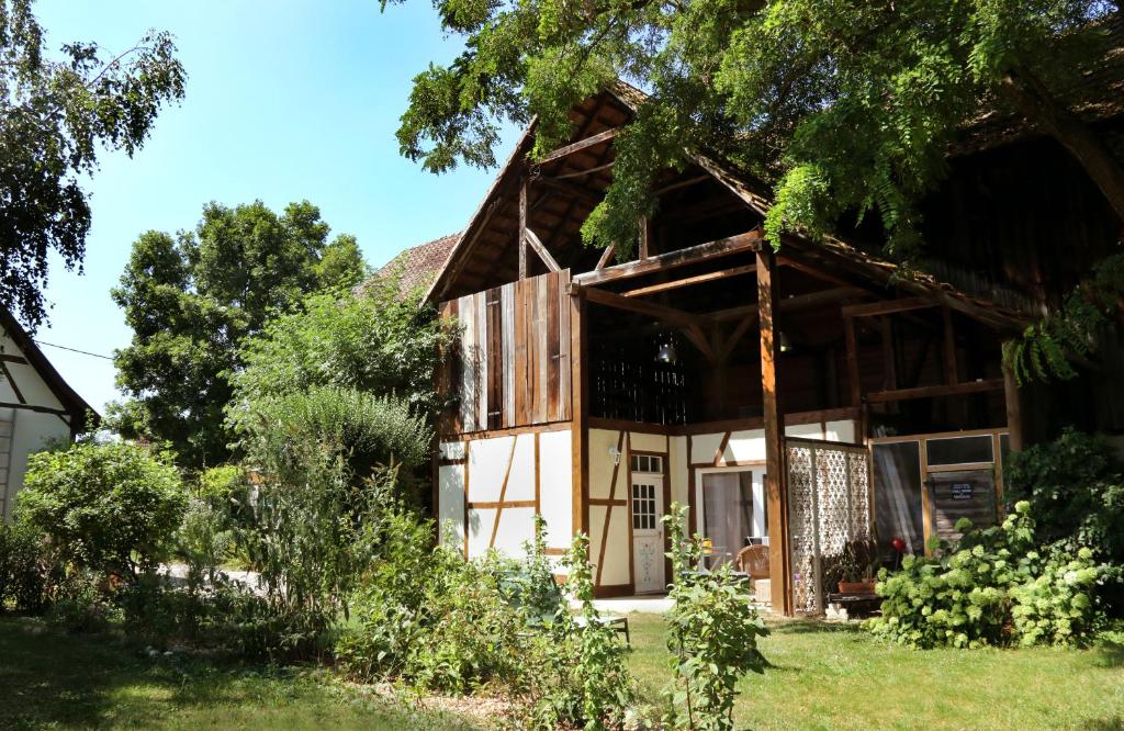 une maison avec un toit en gambrel dans l'établissement Le Séchoir du Ried, à Rossfeld