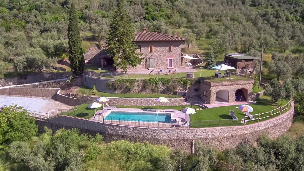 vista aerea di una casa con piscina di A casa di Serena a San Baronto