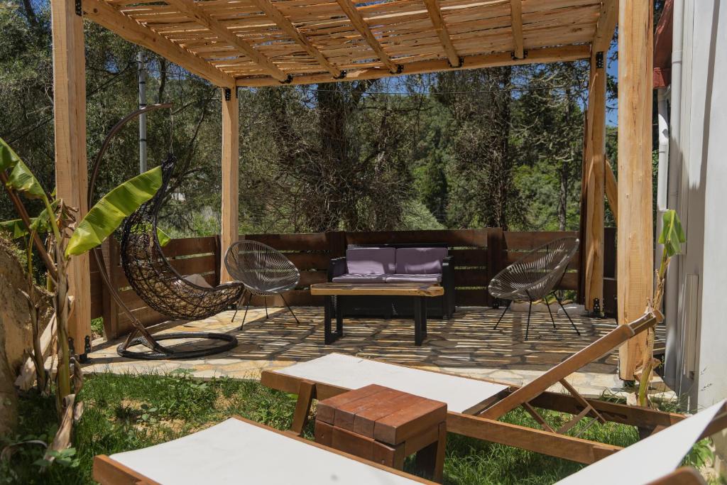 Κήπος έξω από το Villa Philippos