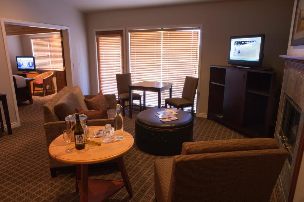 TV a/nebo společenská místnost v ubytování Pine Ridge Inn
