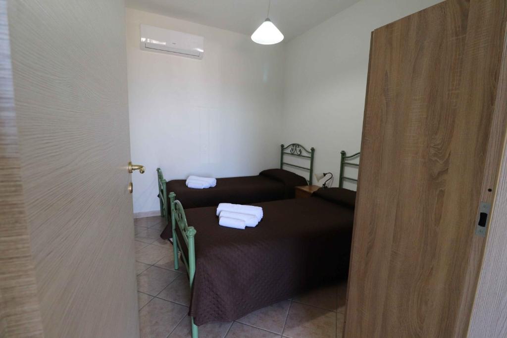 um quarto com uma cama com duas toalhas em Agriturismo Monte Istulargiu em Valledoria