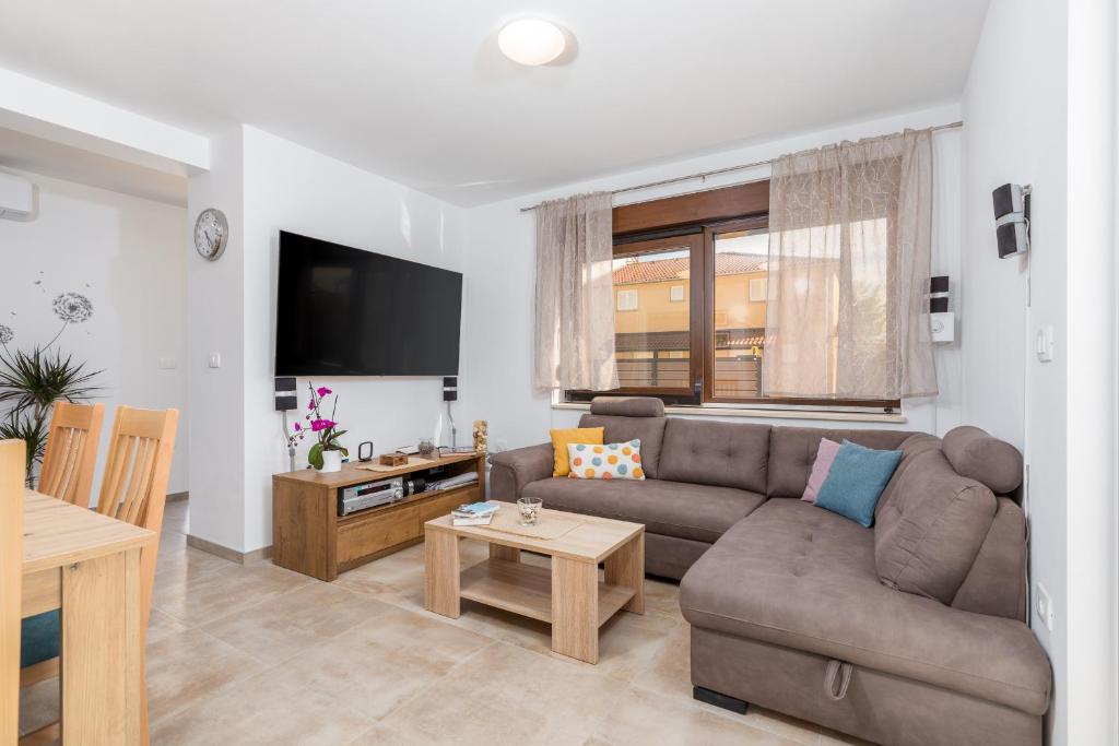 salon z kanapą i stołem w obiekcie Rental house Nada w Fažanie