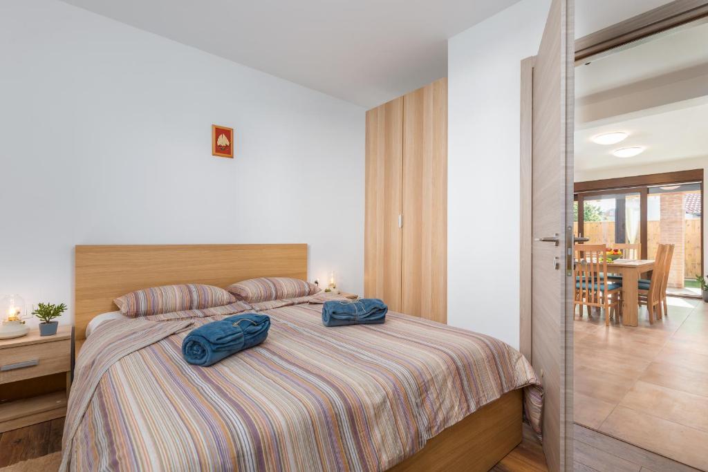 Łóżko lub łóżka w pokoju w obiekcie Rental house Nada