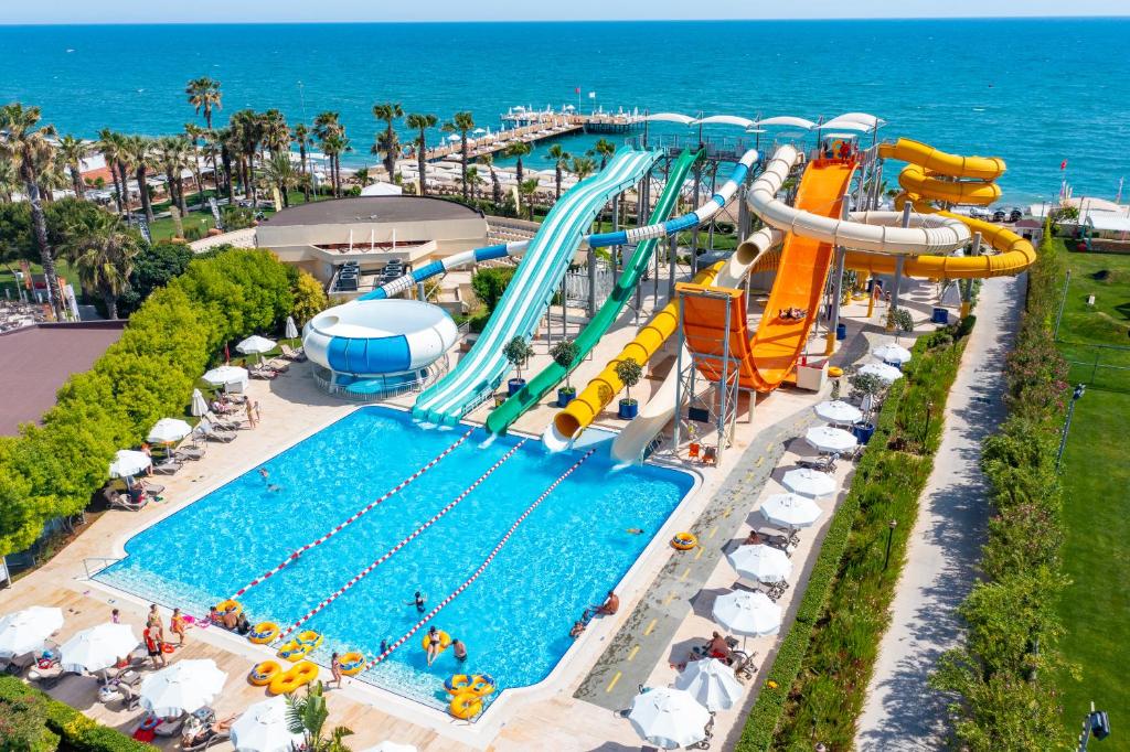 un parque de atracciones con un tobogán de agua y una piscina en Bellis Deluxe Hotel, en Belek