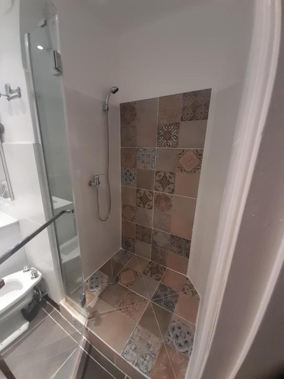 łazienka z prysznicem i umywalką w obiekcie Appart rénové w Awinionie