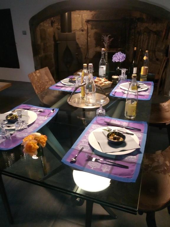 Nápoje v ubytovaní Maison du Chevalier des Huttes - Table et Chambres d'hôtes