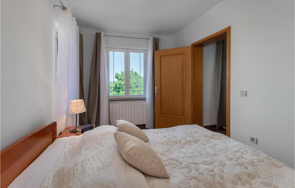 Posteľ alebo postele v izbe v ubytovaní Cozy Apartment In Jadranovo With Wifi