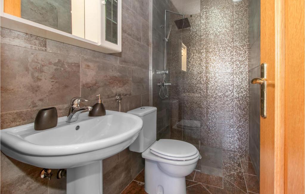 Kúpeľňa v ubytovaní Cozy Apartment In Jadranovo With Wifi