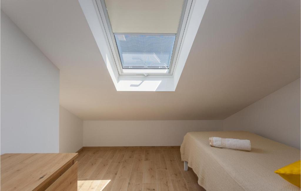 Posteľ alebo postele v izbe v ubytovaní 2 Bedroom Stunning Apartment In Rijeka