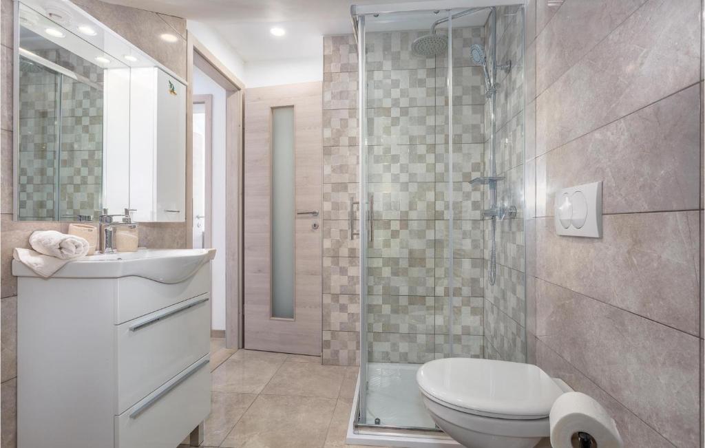 Kúpeľňa v ubytovaní 2 Bedroom Stunning Apartment In Rijeka