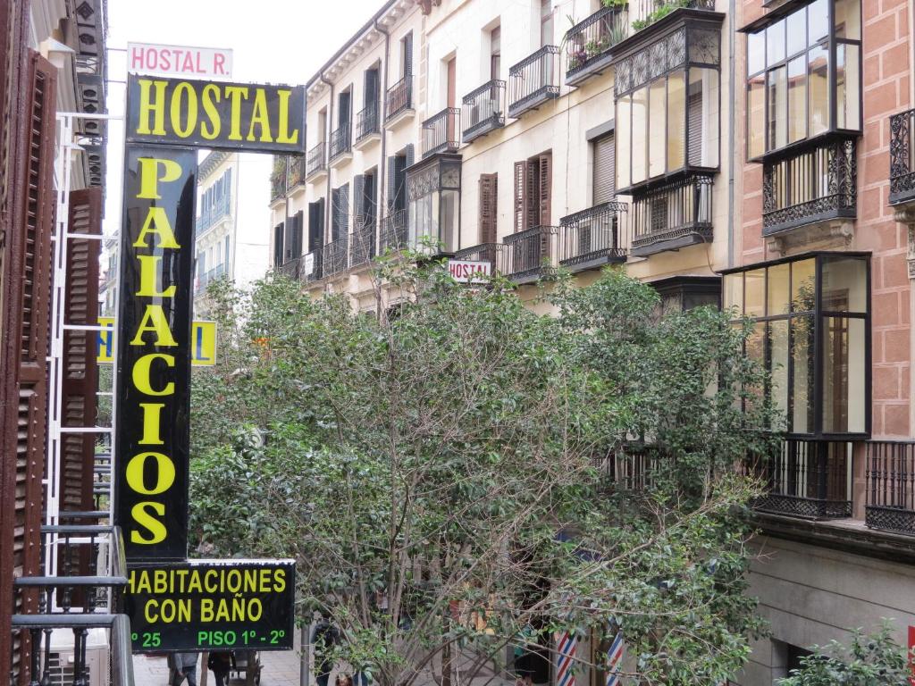 ein Hotelschild vor einem Gebäude in der Unterkunft Hostal Palacios Fuencarral in Madrid