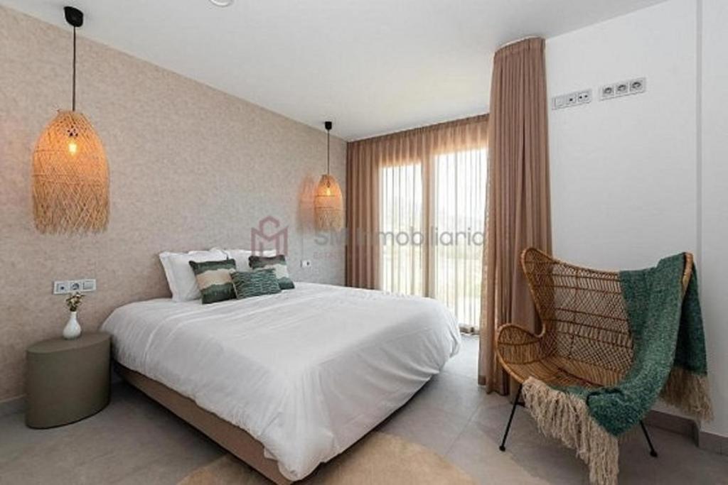 sypialnia z dużym łóżkiem i krzesłem w obiekcie AP354 - Bayview Hills w mieście Torrox