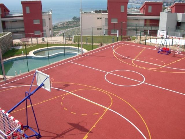 Bazén v ubytovaní LUJOSO ATICO-DUPLEX FRENTE AL MAR alebo v jeho blízkosti