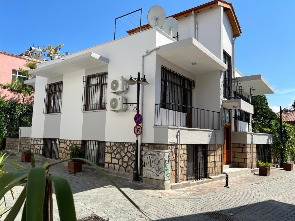 安塔利亞的住宿－Antalya Old Town Apart，白色的建筑,在街上设有阳台