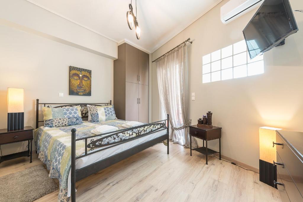 Postel nebo postele na pokoji v ubytování Lovely 1- bedroom condo in Exarcheia