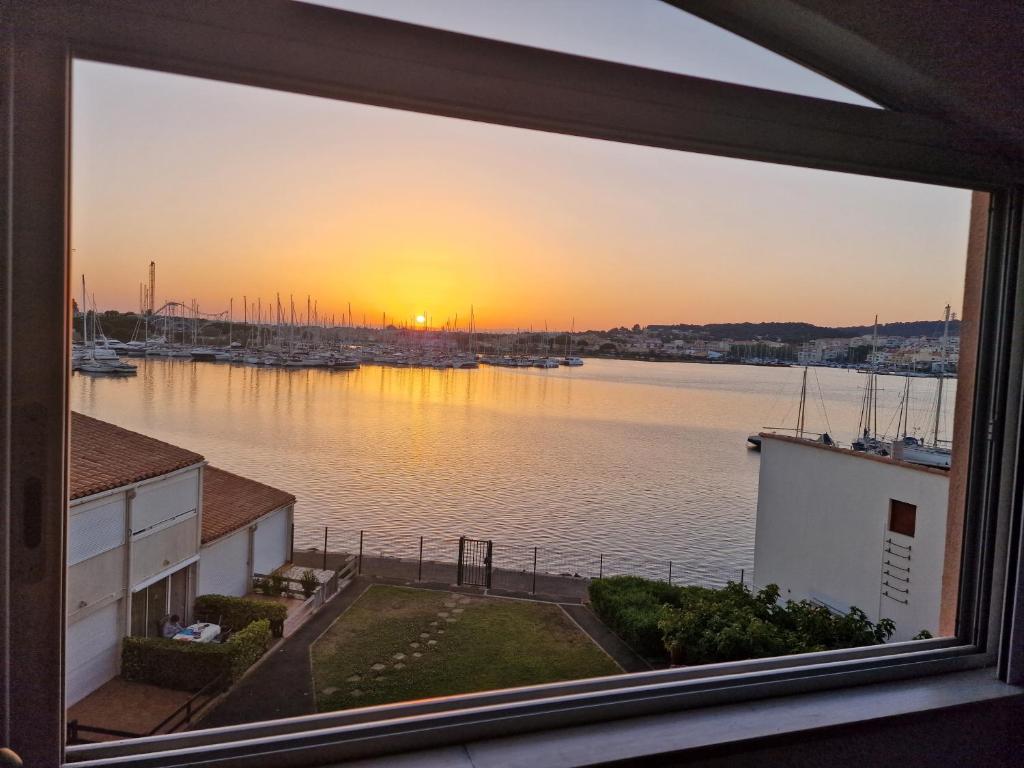 - une vue sur le port de plaisance au coucher du soleil dans l'établissement 46 Île Paradise Vue Port, au Cap d'Agde