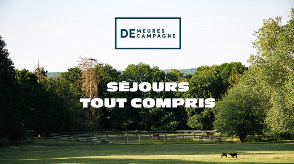 a dog walking in a field with a sign that reads lectures tour camps at Demeures de Campagne Domaine de Maffliers - L'Isle-Adam in Maffliers