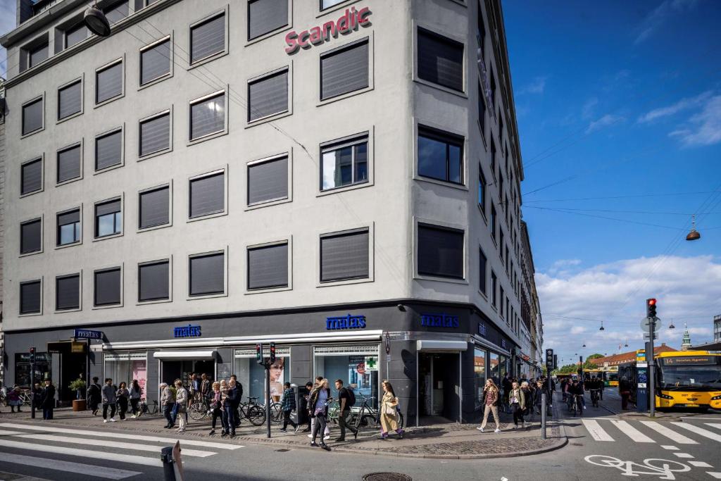 un grupo de personas parados fuera de un edificio en Scandic Norreport, en Copenhague