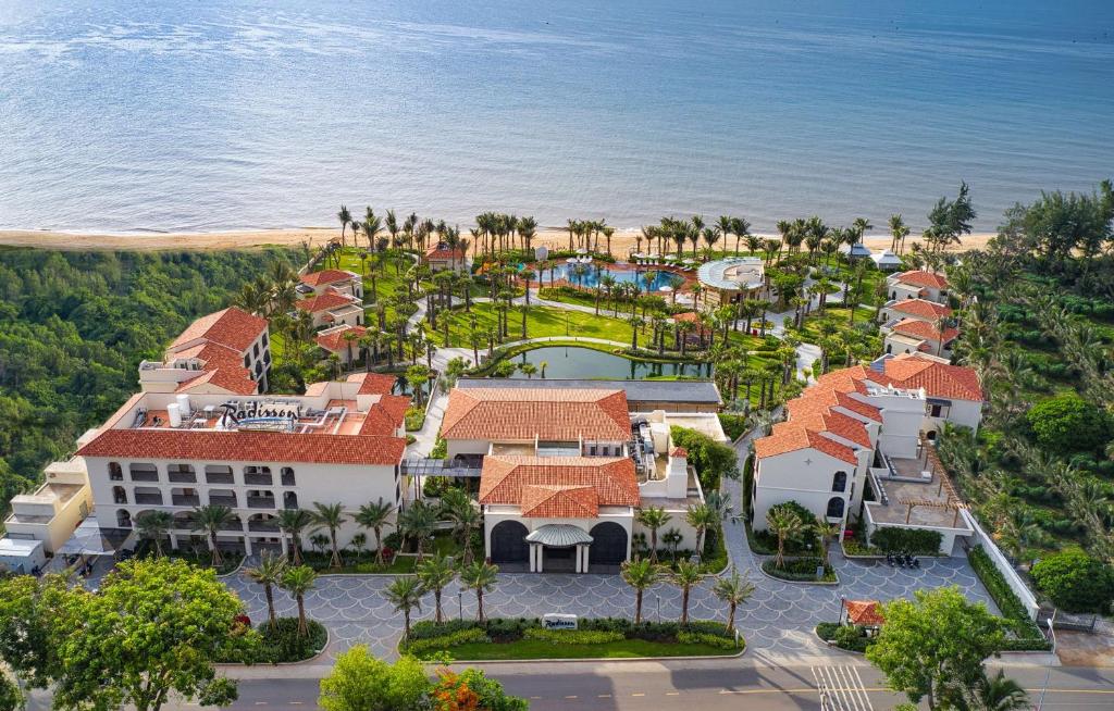 een luchtzicht op het resort en de oceaan bij Radisson Resort Phan Thiet in Phan Thiet