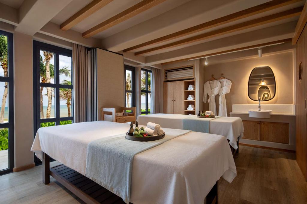 Giường trong phòng chung tại Radisson Resort Phan Thiet