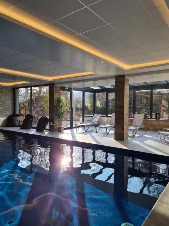 Bazén v ubytování Maison Jenny Hotel Restaurant & Spa nebo v jeho okolí