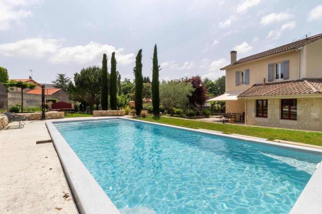 una piscina en el patio trasero de una casa en Maison du Grichet - Piscine privée, en Condom