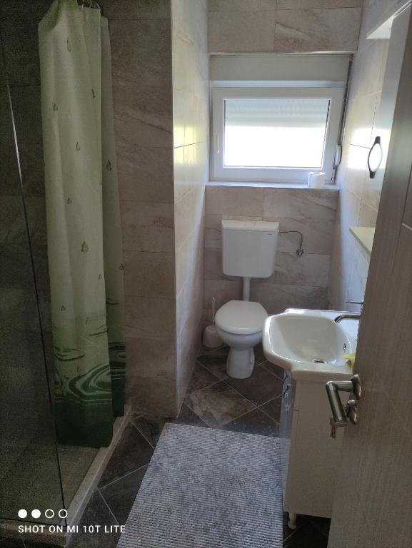ein kleines Badezimmer mit Toilette und Waschbecken in der Unterkunft Apartment Mia Kumbor -Wi Fi in Herceg-Novi
