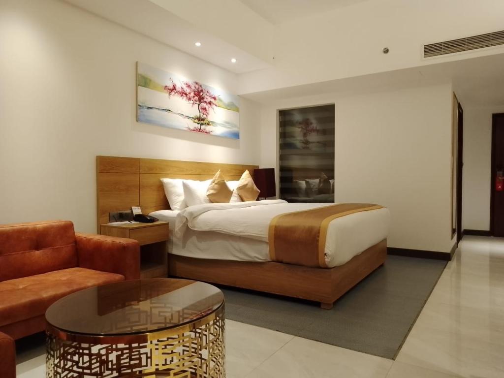 Postel nebo postele na pokoji v ubytování Hotel X Rajshahi