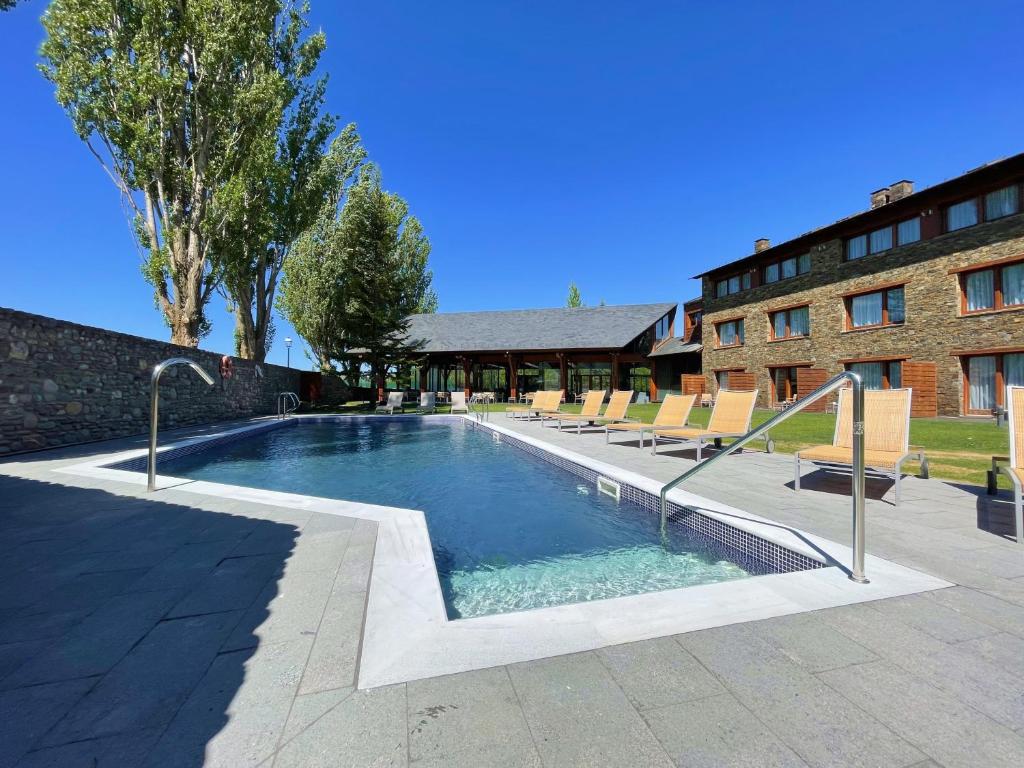 Bazén v ubytování Hotel Fontanals Golf nebo v jeho okolí