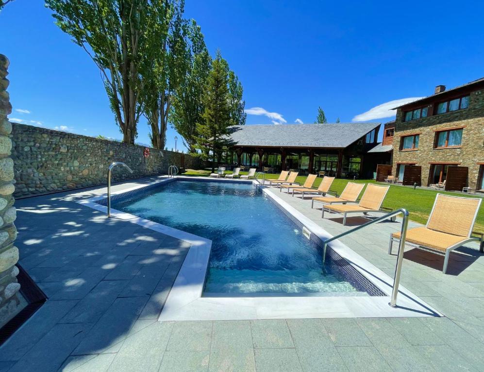 Bazén v ubytování Hotel Fontanals Golf nebo v jeho okolí